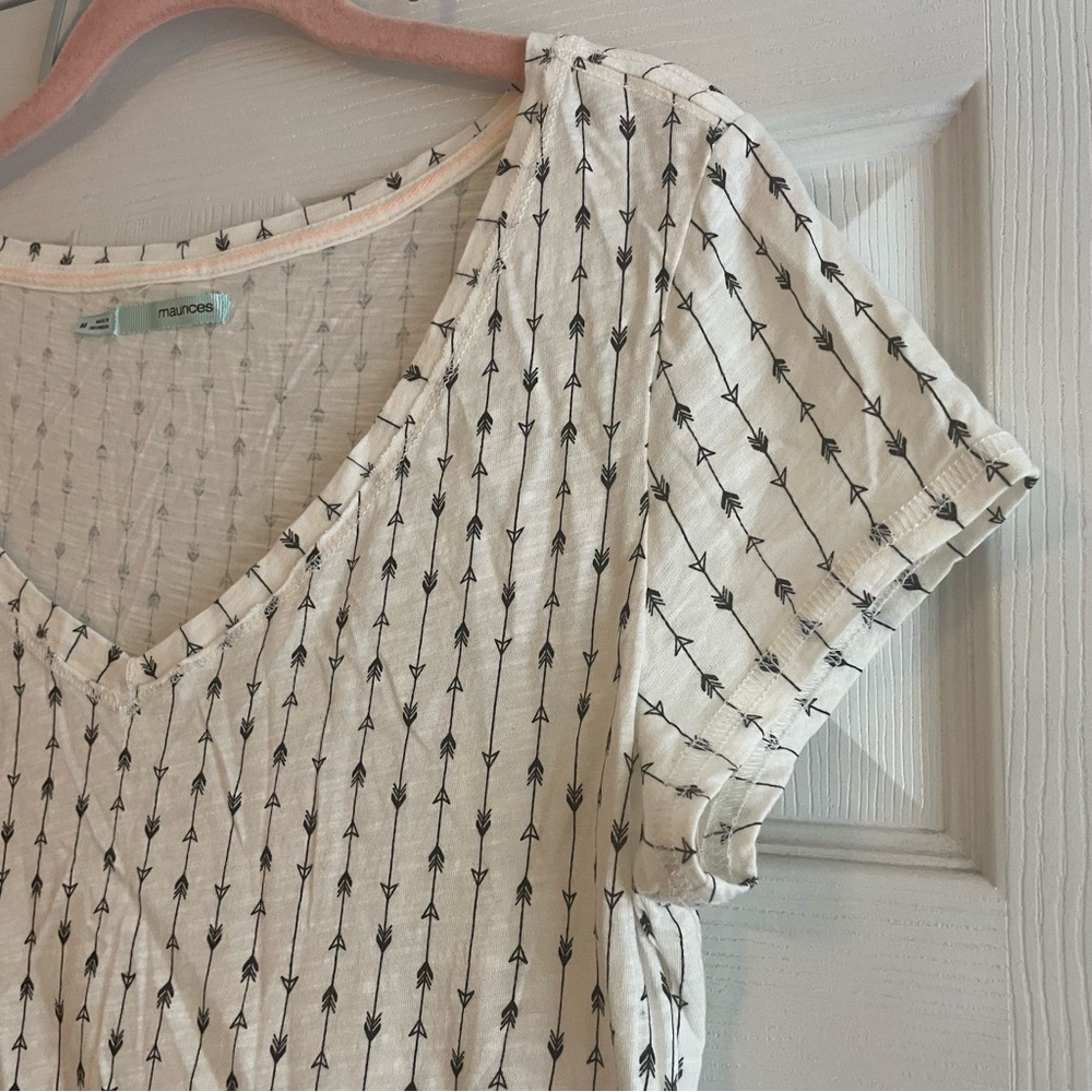 Maurices Cream V-Neck Top w/Arrow Print Women’s Size Medium Feminine Boho Chic - Picture 8 of 15